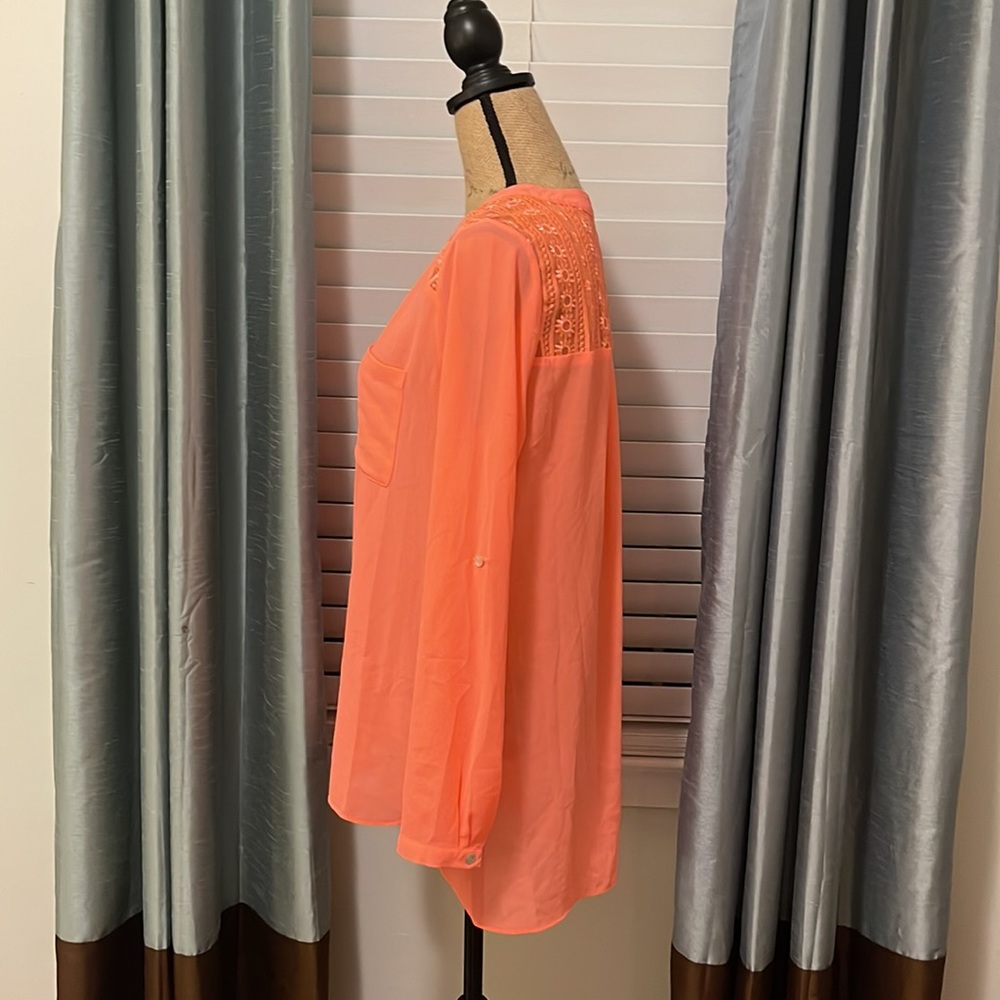 Half bottom front blouse with lace back detail and Pearl buttons - Picture 2 of 4